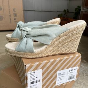 Knotted Wedge in Chambray